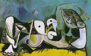 抽象的かつ装飾的 Painting - 女性のソファ 1941 キュビズム